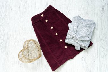 Şarap rengi süet etek ve gri kazak. Moda kavramı.