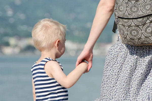 Anne ve oğlu deniz arka plan üzerinde. Arkadan Görünüm