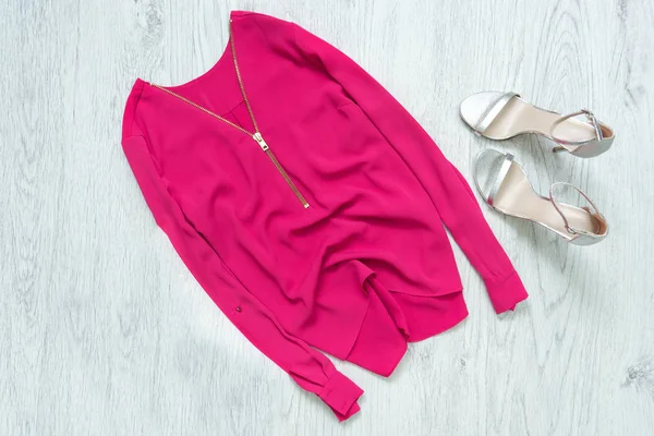 ジッパー、銀の靴とピンクのブラウス。ファッショナブルな概念. — ストック写真