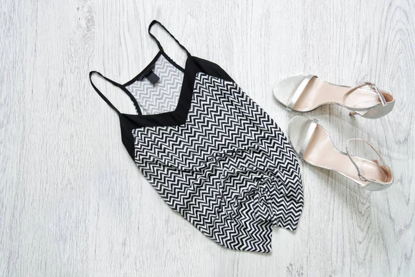 Siyah ve beyaz bluz, gümüş ayakkabı. Moda kavramı.