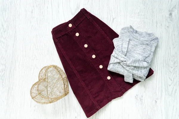 Jupe en daim bordeaux et pull gris. Concept tendance . — Photo