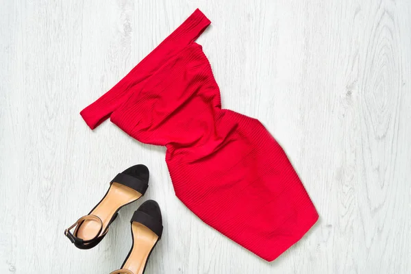 Kırmızı elbise alta dönüştürme omuzlar, siyah ayakkabı ile. Moda kavramı.