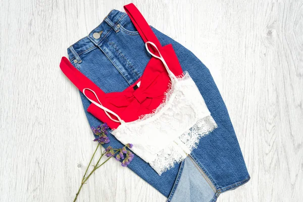 Dżinsy Spódniczka, czerwony i biały top, kolaż. Koncepcja modne. — Zdjęcie stockowe