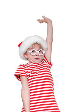 Hayret bir yüz ve yükseltilmiş bir el ile bir Noel Baba şapkalı çocuk
