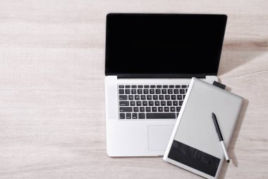 Masa lambası, üstten görünüm açık laptop ve grafik tablet