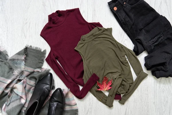 Topy koloru khaki i Burgundii. Czarne jeansy, szal i buty. Koncepcja modne — Zdjęcie stockowe