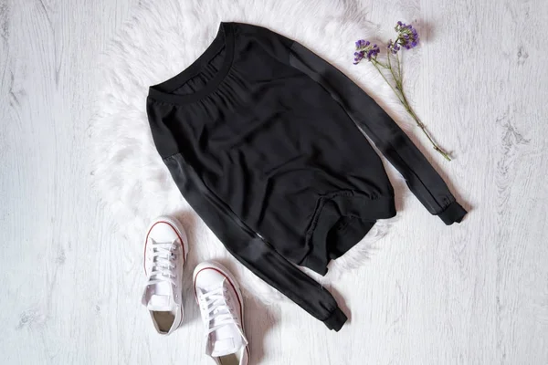 Jersey negro y zapatos de goma blancos. Concepto de moda —  Fotos de Stock