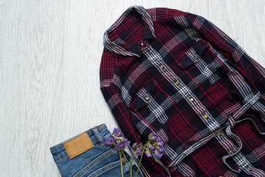 Kareli gömlek ve pantolon. Moda kavramı