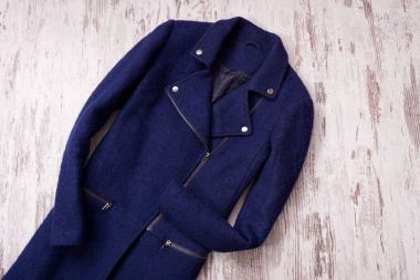 Ahşap bir zemin üzerine mavi ceket. Moda kavramı