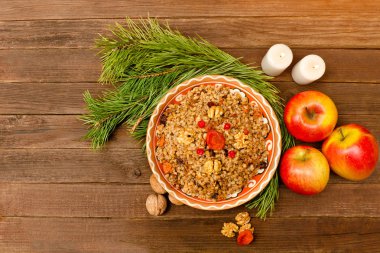 Üstten Görünüm geleneksel Noel yemeği Slavlar - kutia bir tabak. Ahşap arka plan Ladin şube, elma. Metin için yer