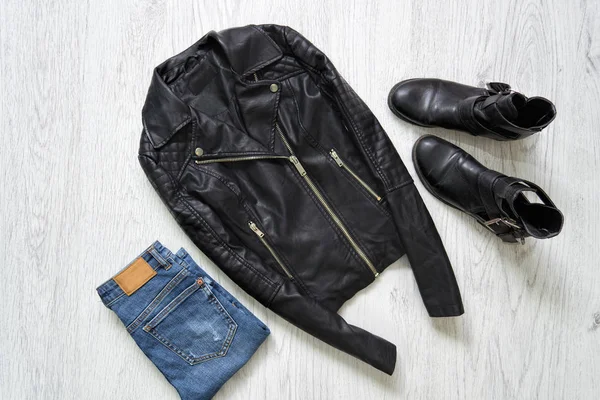 Jaqueta de couro preto, jeans e botas. Conceito na moda — Fotografia de Stock