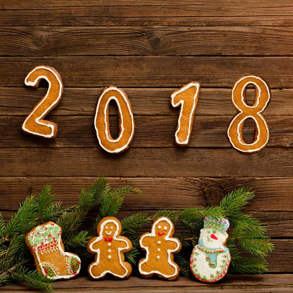 Neujahrskonzept. Zahl 2018 und Lebkuchen-Tannenzweig — Stockfoto