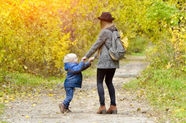 Anne oğlunu ormandaki sonbaharda çıkıyor.