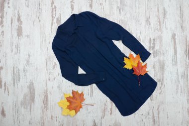 Mavi uzun gömlek ve akçaağaç yaprakları. Moda kavramı.