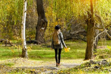Şapkalı Kız sonbahar ormandaki bir sırt çantası konumu olan. Arkadan Görünüm