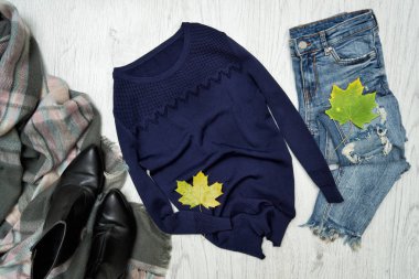 Mavi kazaklı, eşarp ve kot pantolon. Moda kavramı