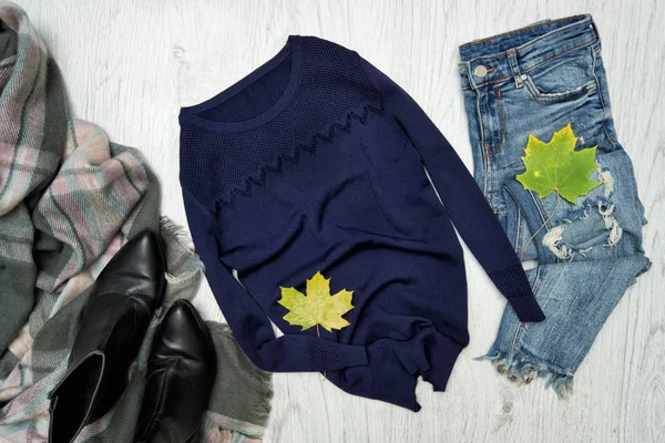 Голубой свитер, шарф и джинсы. Модная концепция — стоковое фото