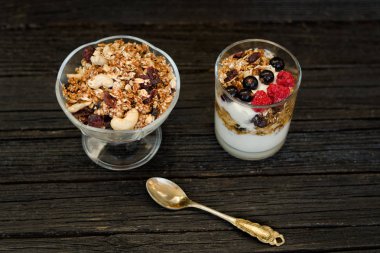 Granola çilek ve siyah ahşap bir masa üzerine yoğurt ile. Geleneksel Amerikan kahvaltı