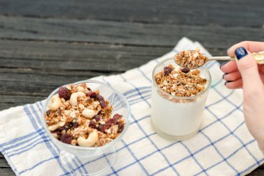 El yoğurt granola dökülen. Geleneksel Amerikan kahvaltı