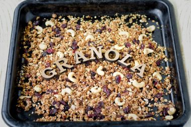 Granola sac pişirme siyah. Ahşap harflerle Granola yazıt