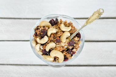 Beyaz ahşap kutu üzerinde granola ile Piala. Yakın çekim