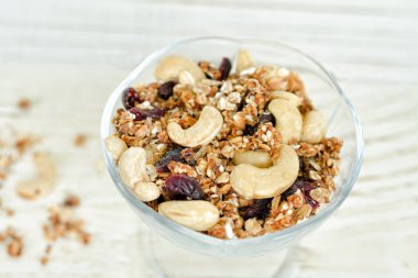 Pialat granola fındık beyaz bir tablo ile. Yakın çekim