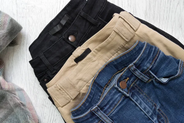 Drei Jeans, Sortiment. blau, beige und schwarz. Modisches Konzept — Stockfoto