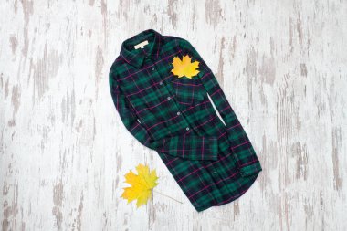 Kareli gömlek ve akçaağaç yaprakları. Moda kavramı