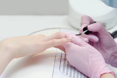 Kız eldiven boyalar istemcisindeki manikür salonda çivi