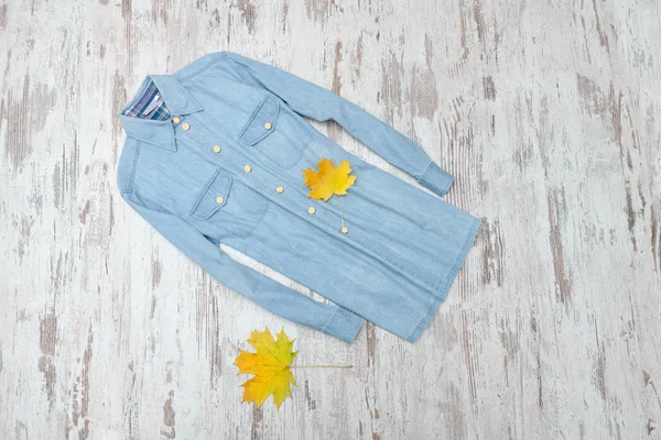 Blue jeans shirt and maple leaves. Fashionable concept. — Stock Photo, Image