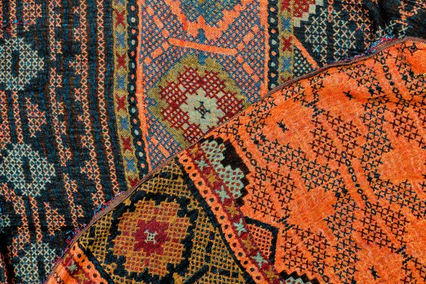 Turuncu ve siyah eşarp süsleme. Yakın çekim