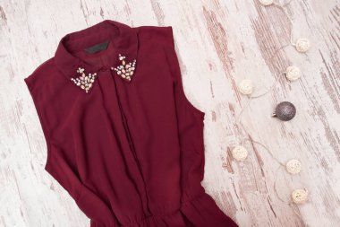 Bordeaux elbise, rhinestones yakasında. Garland. Moda concep