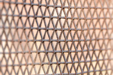 Paslı çit metal mesh, rhombic hücreleri yaptı. Yumuşak odak. Yan görünüm