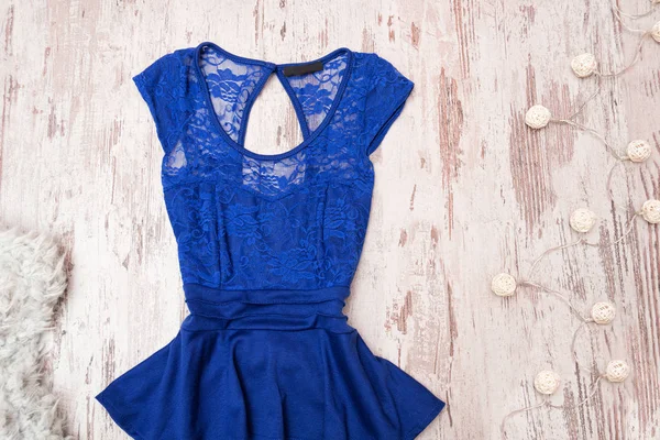蓝色蕾丝连衣裙。花环.时尚理念. — 图库照片