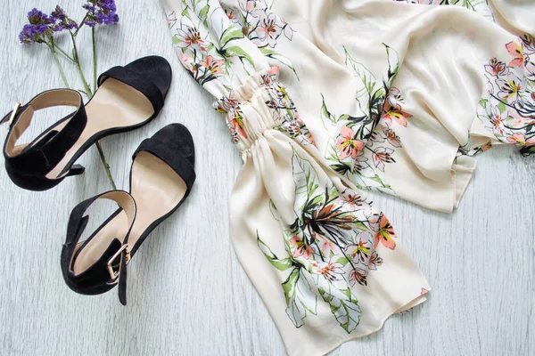 Блузка с цветком рукава, туфли черные. Модная концепция . — стоковое фото