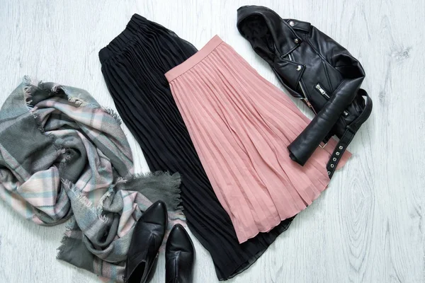 검은색과 분홍색 치마, 자 켓, 스카프 및 부츠. 세련 된 개념 — 스톡 사진