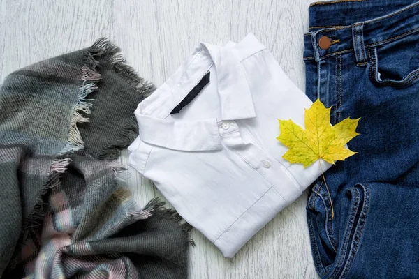 Vit skjorta, jeans och ett lönnlöv. Fashionabla koncept — Stockfoto