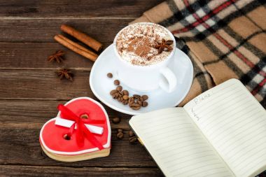 Rahat dinlenme. Kahve kupa, kalp, kalem, not defteri şeklinde gingerbread baharat