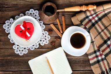 Rahat tatil. Kupa kahve, not defteri ve kalem, cezve. Üstten Görünüm