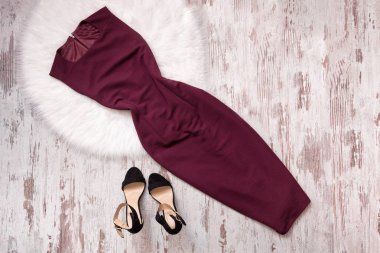 Bordeaux elbise ve siyah ayakkabılar. Beyaz kürk. Moda kavramı
