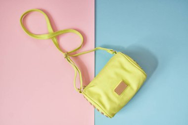 Işık yeşil çanta pembe ve mavi arka plan ile. Moda kavramı
