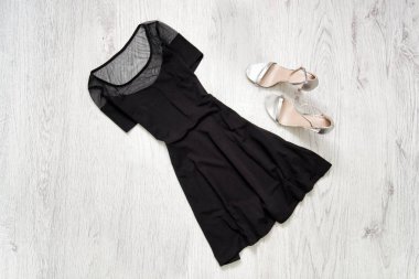 Küçük siyah elbise ve gümüş ayakkabı. Moda kavramı