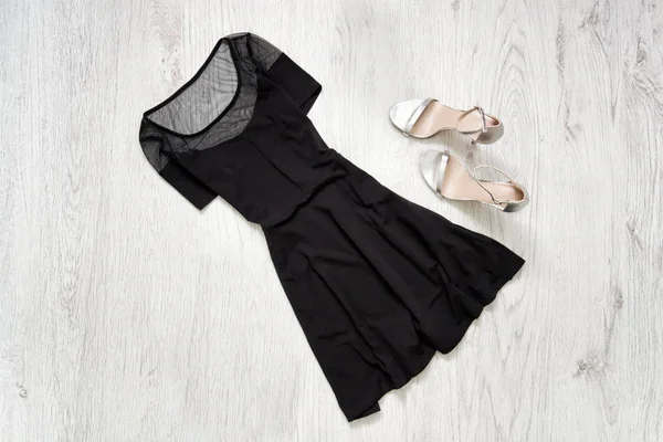 작은 검은 드레스와 신발은 세련 된 개념 — 스톡 사진