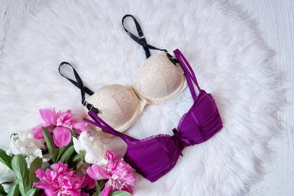 Beyaz kürk, peonies bir buket üzerinde bej ve mor korse. Moda kavramı