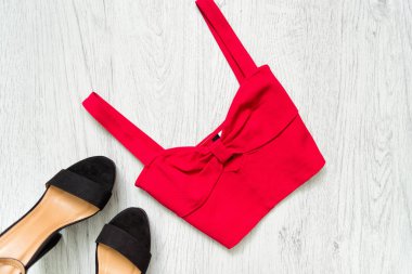 Kırmızı üst ve siyah ayakkabılar. Moda kavramı. Yakın çekim