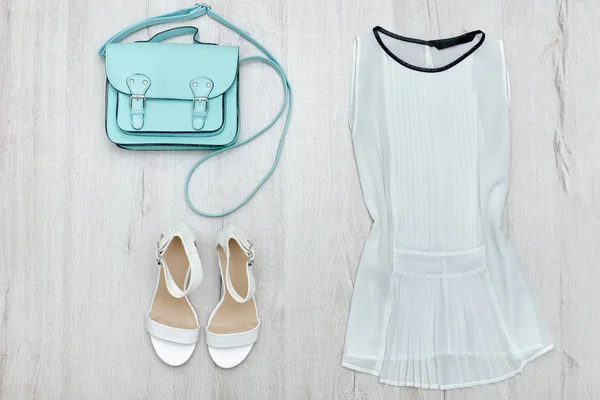Vit blus, vita skor och handväska. Fashionabla koncept. Trä bakgrund. — Stockfoto