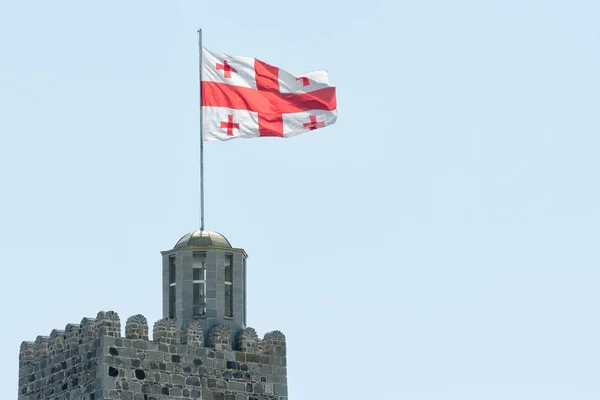 Bandeira da Geórgia no topo da fortaleza. Céu limpo no fundo — Fotografia de Stock