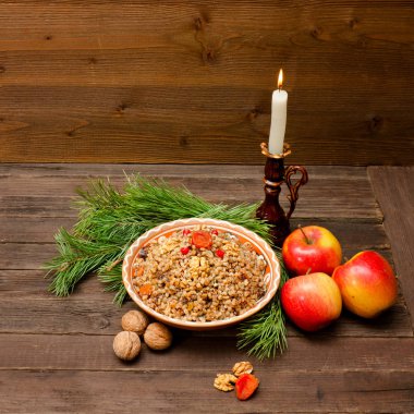 Geleneksel Slav fincan tedavi Noel arifesinde. Çamın dalları