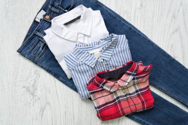 Kot pantolon üzerinde üç gömleğim beyaz, kareli, çizgili. Collagee