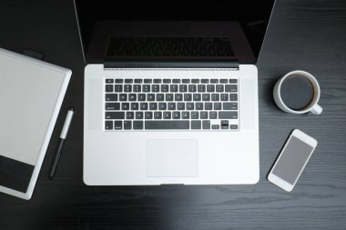 Açık dizüstü bilgisayar, grafik tablet, smartphone ve kahve kupa